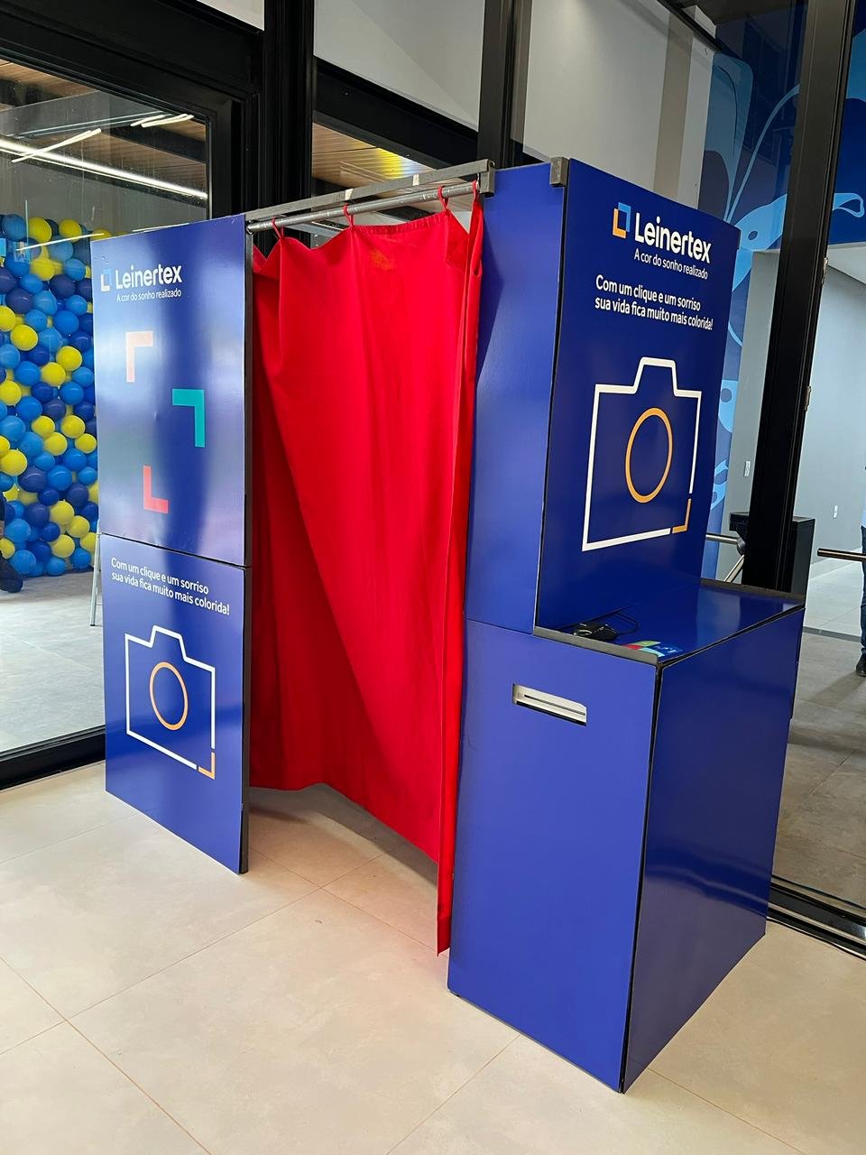 Cabine fotográfica aberta com cortina