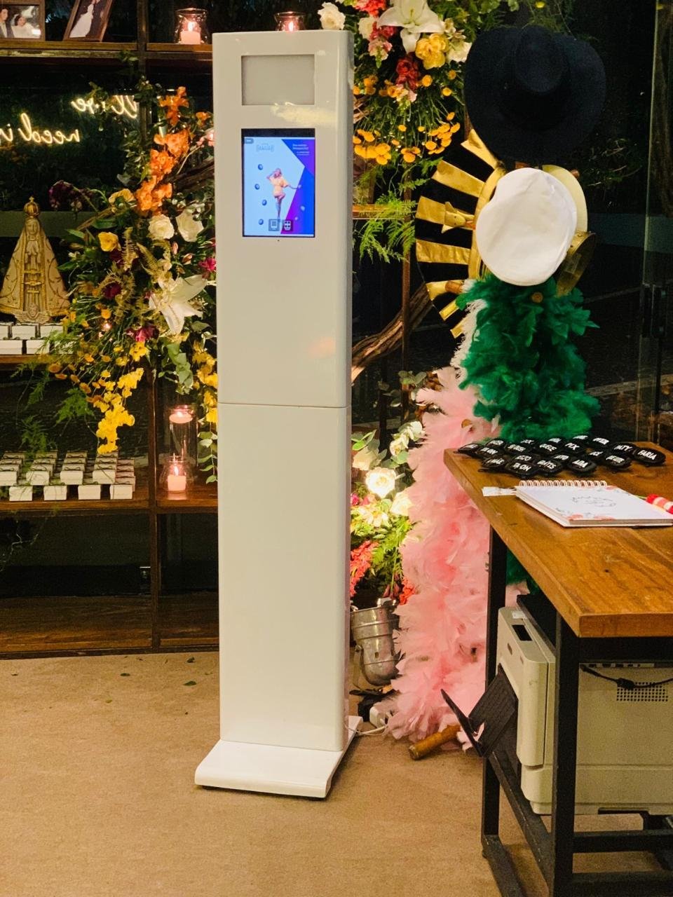 Totem Slim branco em evento